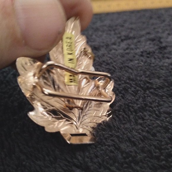 Golden tone maple leaf with simulated pearl luggage or purse strap charm tie on. - Picture 4 of 5